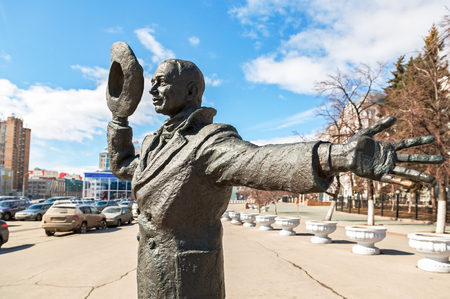 SAMARA, RUSSIA - MARCH 25, 2017: Bronze monument of Yuriy Detochkin, the protagonist of the Soviet film comedy "Beware of a Car" in sunny day. Fragmentのeditorial素材