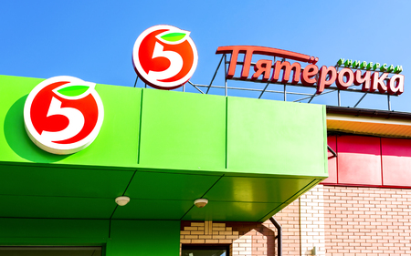 Samara, Russia - September 24, 2017: Logo of russia's largest retailer Pyaterochka. Text in russian: Pyaterochka storeのeditorial素材