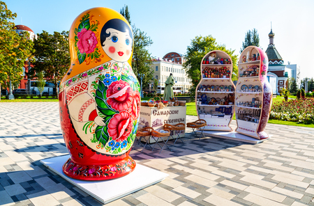 Samara, Russia - June 2, 2018: Sale of traditional russian souvenirs on the city embankment. Big doll matryoshka. Text in Russian: Samara souvenirsのeditorial素材