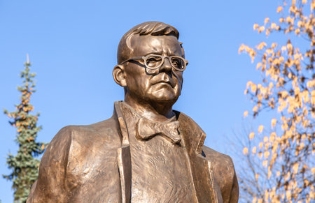 Samara, Russia - October 29, 2020: Bronze monument of the soviet composer Dmitri Shostakovich. Author by Zurab Tsereteliのeditorial素材