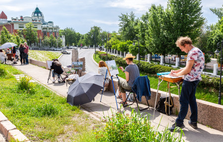 Samara, Russia - June 4, 2022: Artists paint drawing cityscape at the outdoors in summer sunny dayのeditorial素材