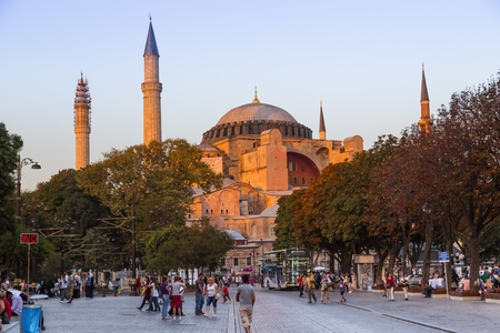 ISTANBUL - JUL 15: Visitors enjoying in front of Hagia Sophia Museum on July 15, 2013 in Istanbul, Turkey. Basilica is a world wonder of Istanbul since it was built in 537 AD. Hagia Sophia Parkのeditorial素材