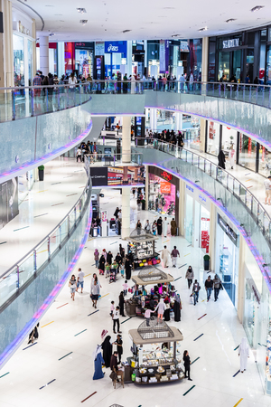 DUBAI, UAE - NOVEMBER 14: Shoppers at Dubai Mall on Nov 15, 2012 in Dubai. At over 12 million sq ft, it is the world's largest shopping mall based on total area and 6th largest by gross leasable area.のeditorial素材