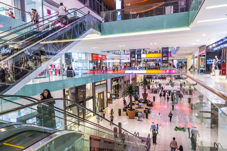 DUBAI, UAE - NOVEMBER 14: Shoppers at Dubai Mall on Nov 15, 2012 in Dubai. At over 12 million sq ft, it is the world's largest shopping mall based on total area and 6th largest by gross leasable area.のeditorial素材