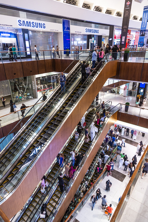 DUBAI, UAE - NOVEMBER 14: Shoppers at Dubai Mall on Nov 15, 2012 in Dubai. At over 12 million sq ft, it is the world's largest shopping mall based on total area and 6th largest by gross leasable area.のeditorial素材