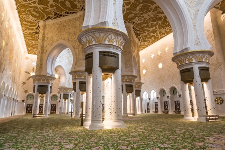 ABU DHABI, UNITED ARAB EMIRATES - APRIL 7: Sheikh Zayed Grand Mosque April 7, 2013 in Abu Dhabi, United Arab Emirates. The famous Sheikh Zayed mosque is the largest mosque in the United Arab Emiratesのeditorial素材