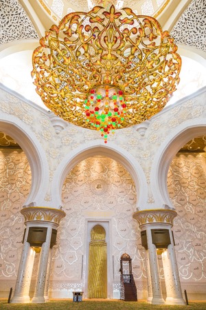 ABU DHABI, UNITED ARAB EMIRATES - APRIL 7: Sheikh Zayed Grand Mosque April 7, 2013 in Abu Dhabi, United Arab Emirates. The famous Sheikh Zayed mosque is the largest mosque in the United Arab Emiratesのeditorial素材