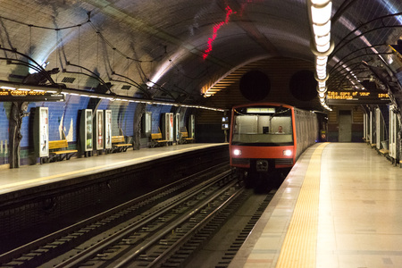 LISBON, PORTUGAL - JULY 30: People waiting for metro arriving in Lisbon metro  on July 30 2014 in Lisbon, Portugalのeditorial素材
