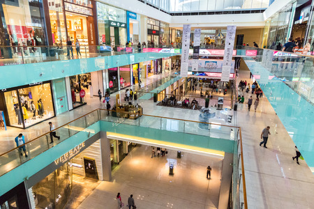 DUBAI, UAE - DECEMBER 5: Shoppers in Dubai Mall, UAE. December 5, 2015 in Dubai, United Arab Emiratesのeditorial素材