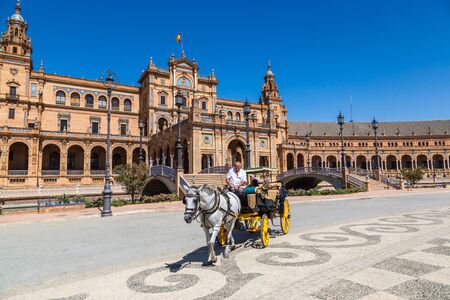 SEVILLA, SPAIN - JUNE 27, 2016: Spanish Square (Plaza de Espana) and horse carriage in Sevilla in a beautiful summer day, Spainのeditorial素材