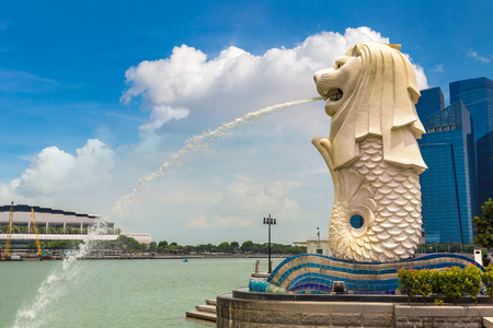 SINGAPORE - JUNE 23, 2018: The Merlion fountain statue - symbol of Singapore at summer dayのeditorial素材