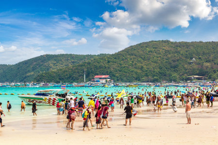 PATTAYA, THAILAND - MARCH 29, 2018: Koh Lan island, Thailand in a summer dayのeditorial素材