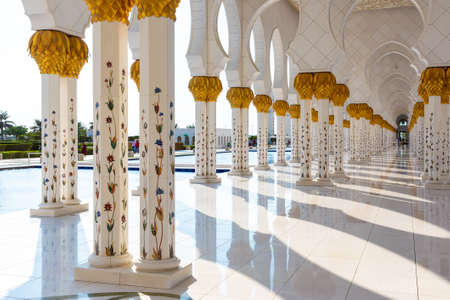 ABU DHABI, UNITED ARAB EMIRATES - JANUARY 31, 2019:  Sheikh Zayed Grand Mosque in Abu Dhabi in a summer day, United Arab Emiratesのeditorial素材