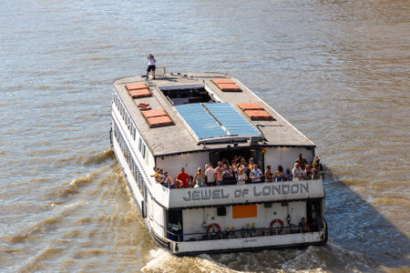 LONDON, THE UNITED KINGDOM - JUNE 26, 2022: River cruise ships on the River Thames in London in a summer day, England, UKのeditorial素材