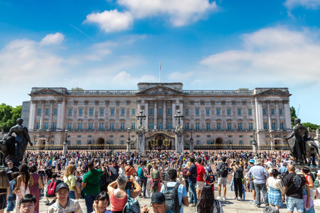 LONDON, UK - JUNE 17, 2022: Crowd of people outside Buckingham Palace watching the changing of the guard ceremony in London in a sunny summer day, UKのeditorial素材
