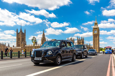 LONDON, THE UNITED KINGDOM - JUNE 26, 2022: Symbols of London - Big Ben, Palace of Westminster and London taxi (Black Cab) on the Westminster Bridge in London, England, UKのeditorial素材