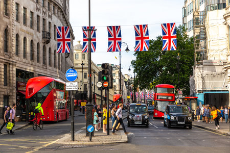 LONDON, THE UNITED KINGDOM - JUNE 26, 2022: Taxi (Cab) and Red double decker bus in London in a sunny day, England, UKのeditorial素材