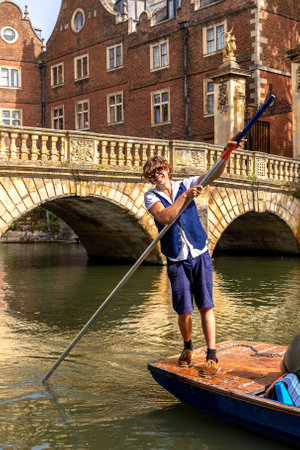 CAMBRIDGE, UK - SEPTEMBER 6, 2023: Punting boat on the river Cam and Bridge of Sighs in Cambridge, University of Cambridge, England, United Kingdomのeditorial素材