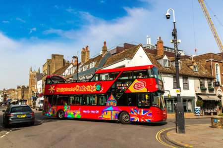 CAMBRIDGE, UK - SEPTEMBER 6, 2023: Open top sightseeing bus in Cambridge, University of Cambridge, England, United Kingdomのeditorial素材