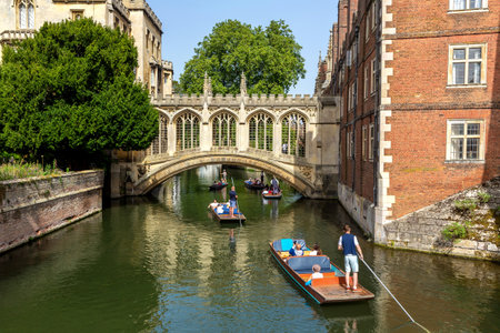 CAMBRIDGE, UK - SEPTEMBER 6, 2023: Bridge of Sighs and punting boat at Cambridge, St. John's College, University of Cambridge in a sunny day, England, United Kingdomのeditorial素材