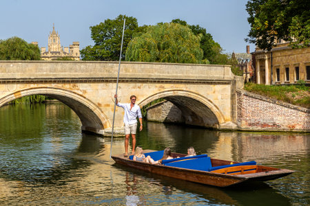 CAMBRIDGE, UK - SEPTEMBER 6, 2023: Punting boat on the river Cam and Trinity Bridge in Cambridge, University of Cambridge, England, United Kingdomのeditorial素材