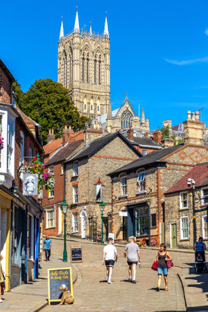 LINCOLN, UK - SEPTEMBER 25, 2023: Lincoln Cathedral and Medieval street in Old Town in Lincoln, United Kingdomのeditorial素材