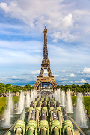 Eiffel Tower and fountains of Trocadero in Paris in a sunny summer day, Franceのeditorial素材