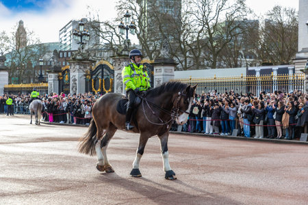 LONDON, UK - JANUARY 29, 2025: Mounted police patrol outside Buckingham Palace before the Changing of the Guard ceremony, a historic event that attracts crowds to witness British royal traditionsのeditorial素材
