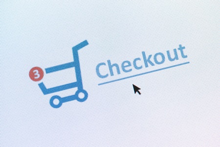 Closeup photo of shopping cart with items and checkout link on the monitor screenの写真素材