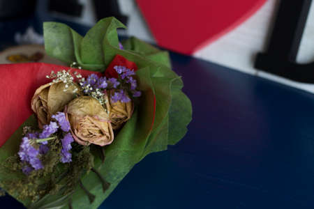 Roses on tableの写真素材