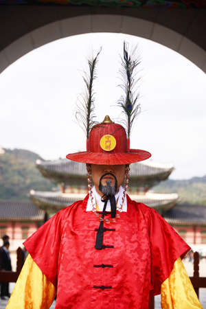 SEOUL, KOREA - OCTOBER 22 : Korean guard dressed in a red uniform stands at the entrance to the Gyeongbokgung Palace in Seoul, Korea on October 22, 2014.のeditorial素材