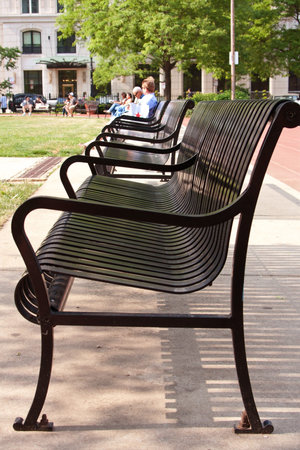 CHICAGO, IL - MAY 26:  Unidentified people sit along some park benches in a downtown Chicago park. Warm temperatures and the long Memorial Day holiday weekend brought many locals and tourists into the city to kickoff summer.のeditorial素材