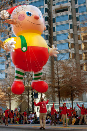 Atlanta, GA, USA - December 1, 2012:  Workers use ropes to guide a huge float along the parade route in the annual Atlanta Christmas parade in downtown Atlanta.のeditorial素材