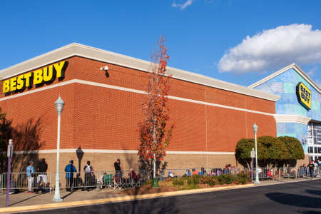 Buford, GA, USA - November 24, 2016:  Customers wait in line behind a barrier on Thanksgiving day as they wait for Black Friday shopping to begin at Best Buy, on November 24, 2016 in Buford, GA.のeditorial素材