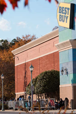 Buford, GA, USA - November 24, 2016:  Customers get lined up behind a barrier on Thanksgiving day as they wait for Best Buy to open later that day, on November 24, 2016 in Buford, GA.のeditorial素材