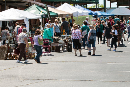 Braselton, GA, USA - April 28, 2018:  A large group of people walk and look at antiques on sale at the Braselton Antique Festival on April 28, 2018 in Braselton, GA.のeditorial素材