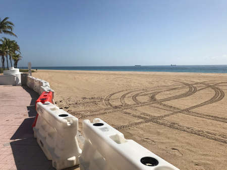 Fort Lauderdale, Florida / USA - May 21, 2020:  Barricades block access to a public beach in Fort Lauderdale, as the beaches remain empty and closed for the Covid-19 pandemic public health crisis, on May 21, 2020 in Fort Lauderdale, Florida.のeditorial素材