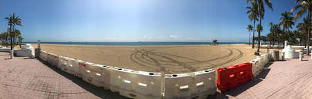 Fort Lauderdale, Florida / USA - May 21, 2020: Plastic barricades block access to a public beach in Fort Lauderdale, as the beaches remain empty and closed for the Covid-19 pandemic public health crisis, on May 21, 2020 in Fort Lauderdale, Florida.のeditorial素材