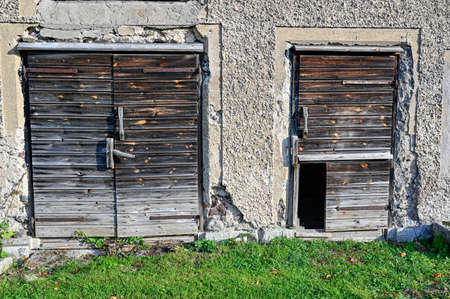 old barn with two wooden doors in brownの写真素材
