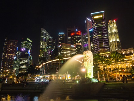 Singapore, Singapore - Oct 10, 2011: Merlion statue fountain and city skyline at night. This place is famous tourist attraction in singaporeのeditorial素材