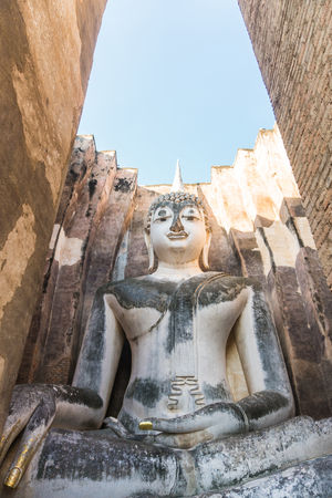 Phra achana buddha statue in wat si chum temple at sukhothai historical park thailandの写真素材