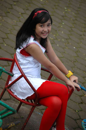  little girl sit down in parkの写真素材