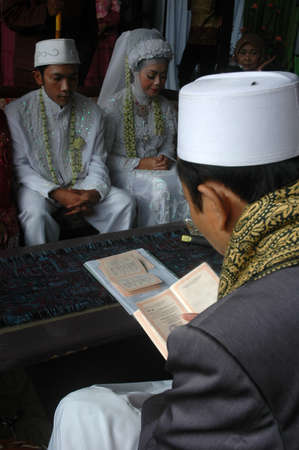 cikijing, west java, indonesia - july 10, 2011  west java traditional wedding ceremonialのeditorial素材