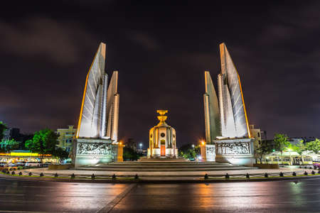 A night shot of the Democracy Monument, one of the most important landmarks in Bangkok, Thailandの素材