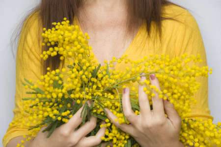 bouquet mimosa acacia in woman handの写真素材