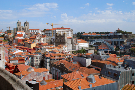 Colored facades and roofs of houses in Porto, Portugal. left side: Cathedral Se, right side: Ponte Luis Iのeditorial素材