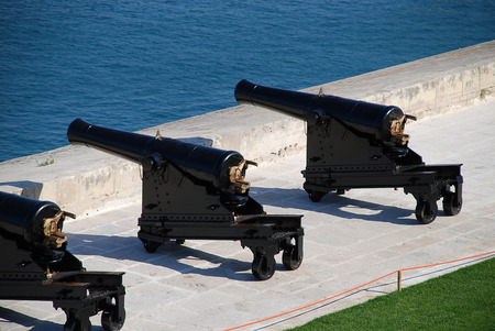 Valletta (Malta): Cannons of the Saluting Battery in the harbor of Maltaのeditorial素材