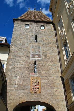 The Bozener Tor (Bozen Gate), Meran (South Tyrol, Italy) dates to the 14th century and is located to the south facing the Sandplatzの写真素材