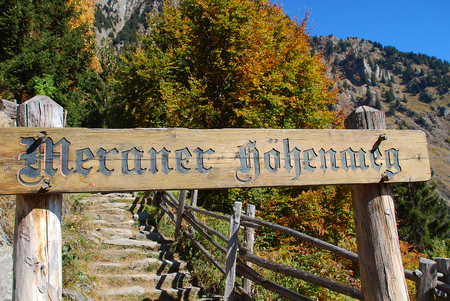 Hiking sign for the Meran High Alpine Tour (German: Meraner Hoehenweg, Ital.: Alta via di Merano). South Tyrol, Italyの写真素材