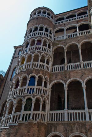 Venice. Italy: The Palazzo Contarini del Bovolo is a small palazzo in Venice, Italy, best known for its external multi-arch spiral staircase known as the Scala Contarini del Bovoloの写真素材